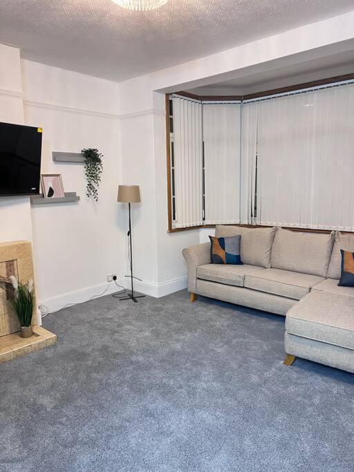 Spacious 3 Bed Flat - Beach Nearby - No Pets Southend-on-Sea Kültér fotó