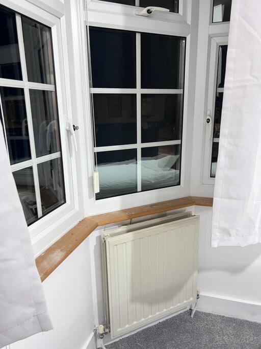 Spacious 3 Bed Flat - Beach Nearby - No Pets Southend-on-Sea Kültér fotó