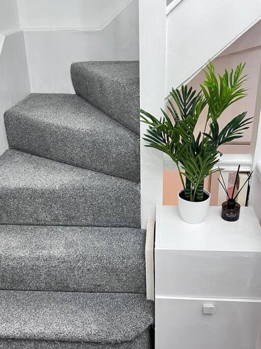 Spacious 3 Bed Flat - Beach Nearby - No Pets Southend-on-Sea Kültér fotó