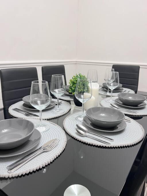 Spacious 3 Bed Flat - Beach Nearby - No Pets Southend-on-Sea Kültér fotó
